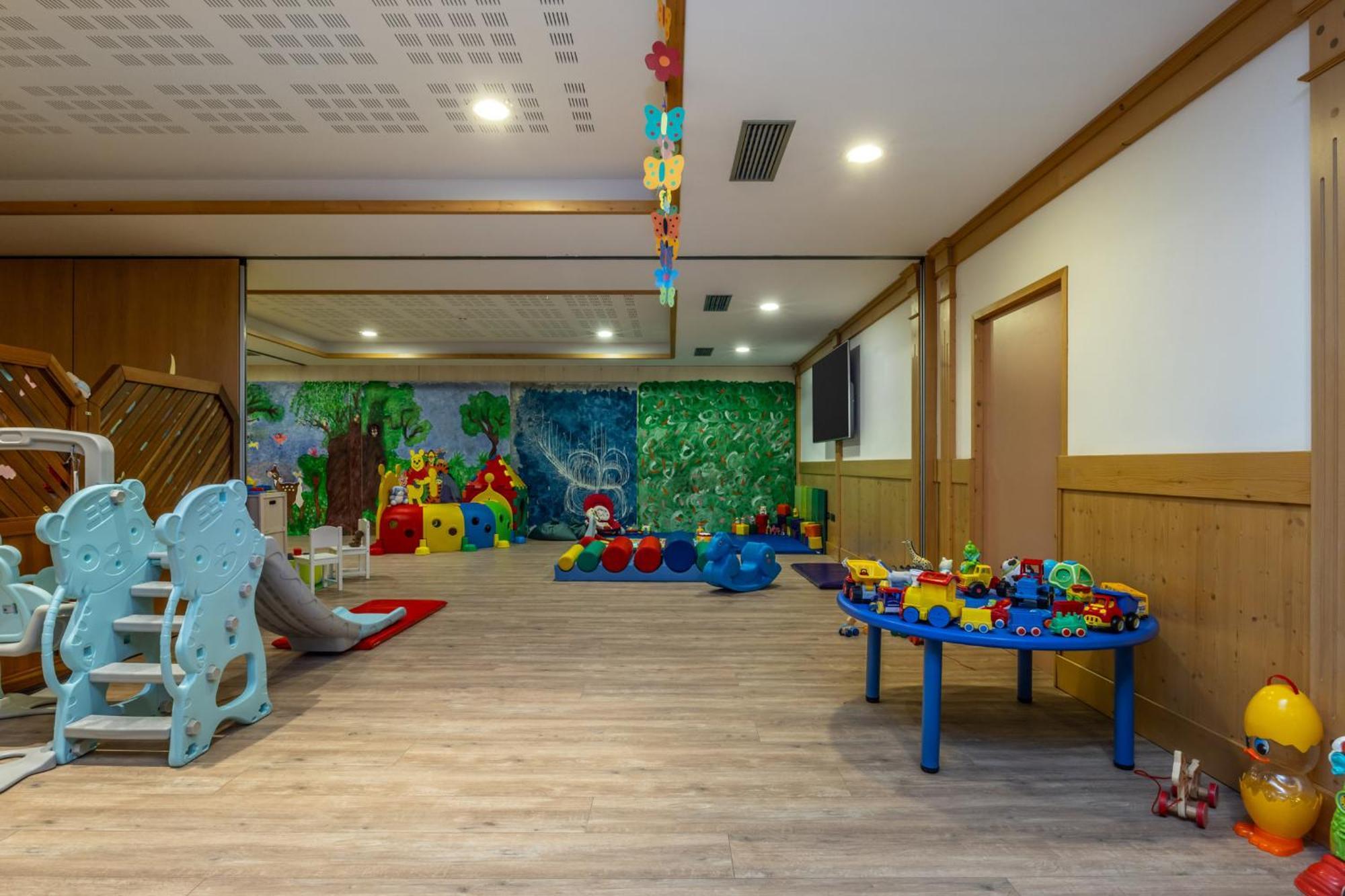 Alpholiday Dolomiti Wellness & Family Hotel Dimaro Exterior foto